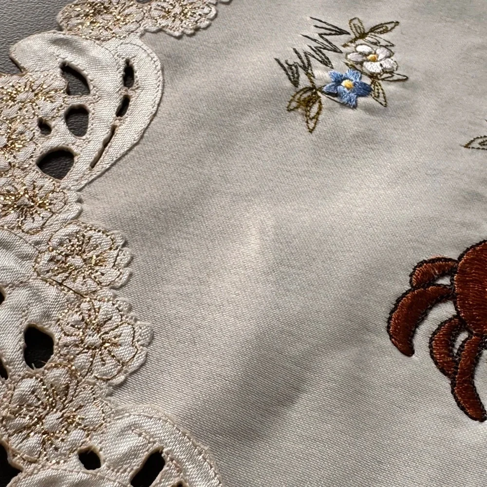 Vintage Embroidered Bunny Rabbit‎ Doily Table Decor Easter Spring
